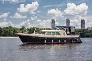  Стоимость аренды: 450$ - 2 часа 550$ - 3 часа 120$ - каждый последующий час Длительные выходы оговариваются индивидуально. Комиссия - 20% Депозит - 300 $ Может удерживаться полностью или частично при поломках или сильном загрязнении. 